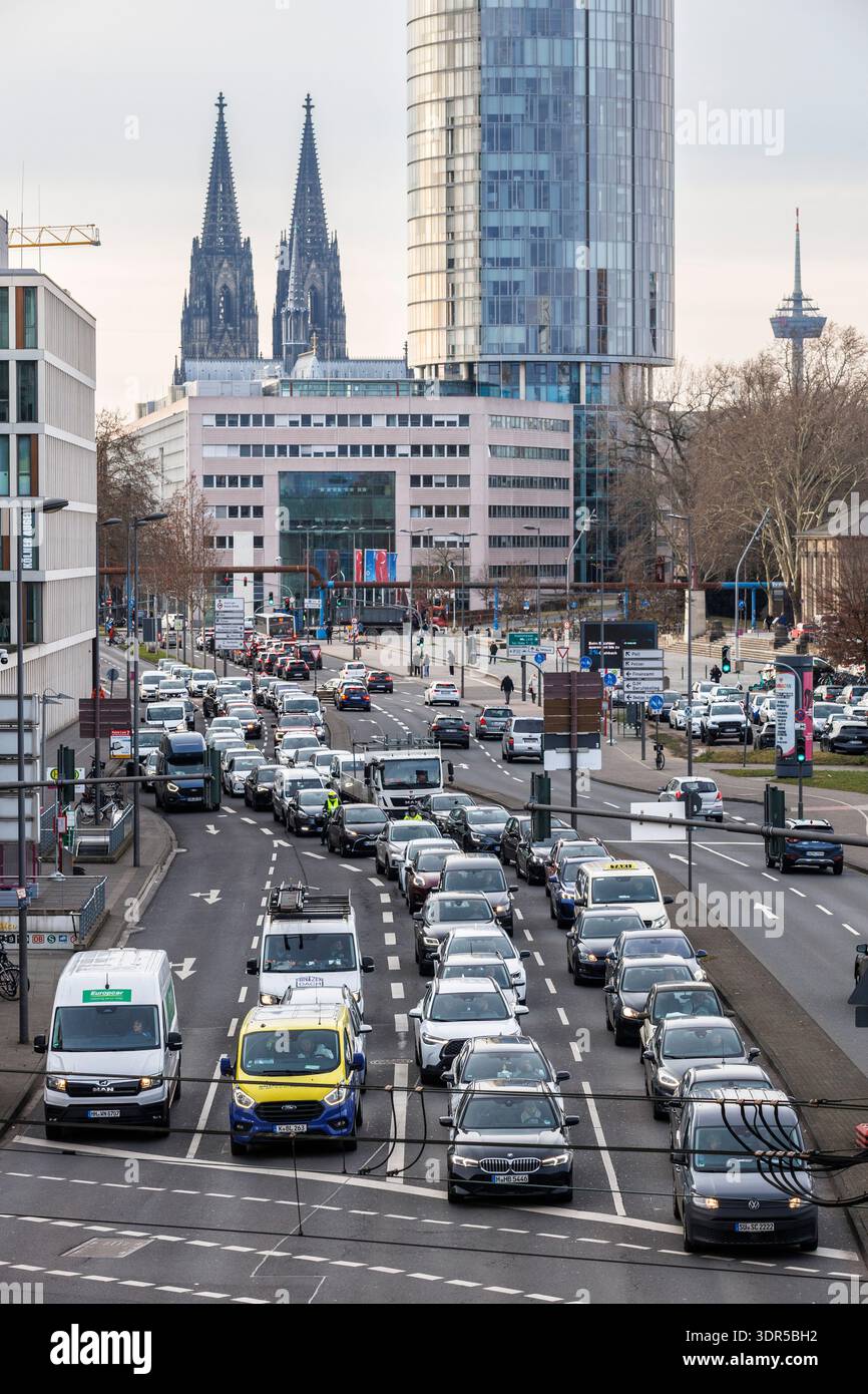 Blick auf den Dom und den LVR-Turm, Opladener Straße im Stadtteil Deutz, Köln. Blick zum Dom und zum LVR Turm, Opladener Straße im Stockfoto