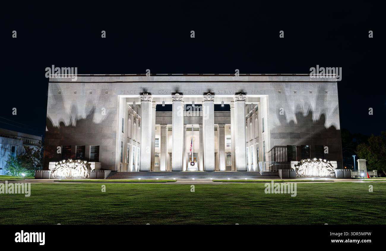 War Memorial Building in Jackson, Mississippi. Die historische Art déco-Architektur verfügt über eine Kalksteinfassade mit der Inschrift Peace Shall Come to those that Streben for Peace und Soldatenskulpturen Stockfoto