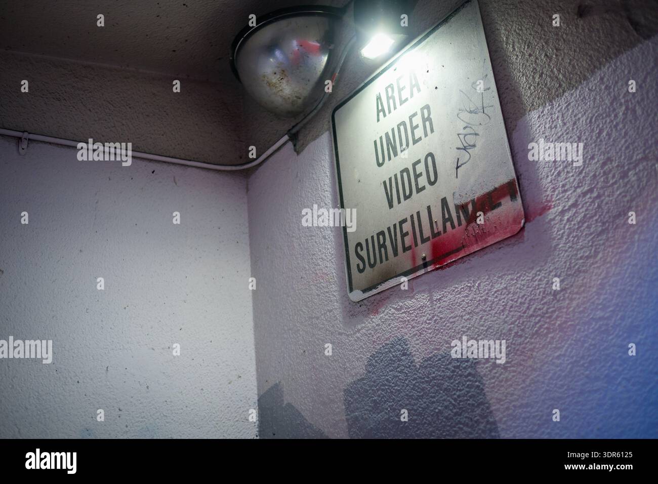 18. OCT 2025 - San Francisco, USA - Ein Schild in einer U-Bahn oder in einer dunklen Straße, um über Videoüberwachung zu informieren Stockfoto