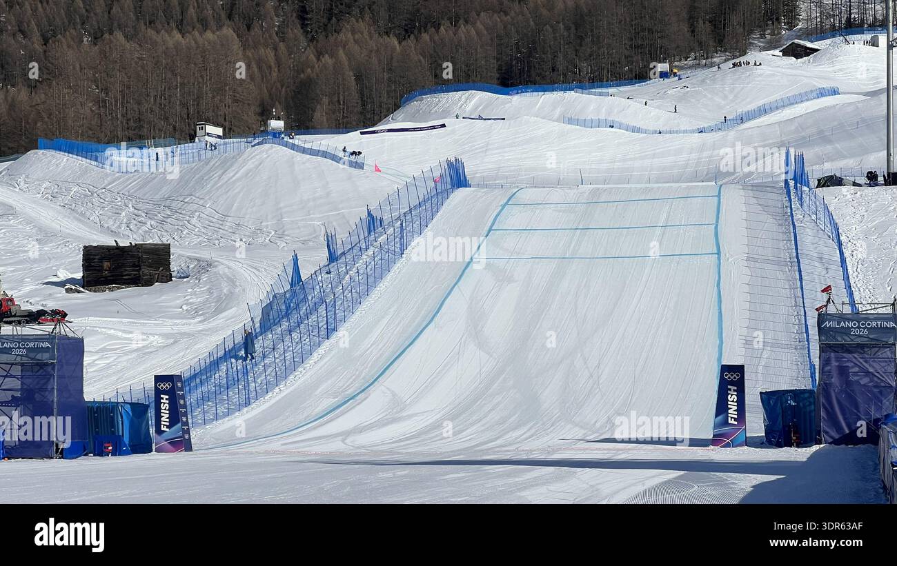 Livigno, Italien - 15. Februar 2026: Snowboard-Cross-Zielgebiet und Olympiasieger mit Milano Cortina 2026 Branding während der Olympischen Winterspiele in Th Stockfoto