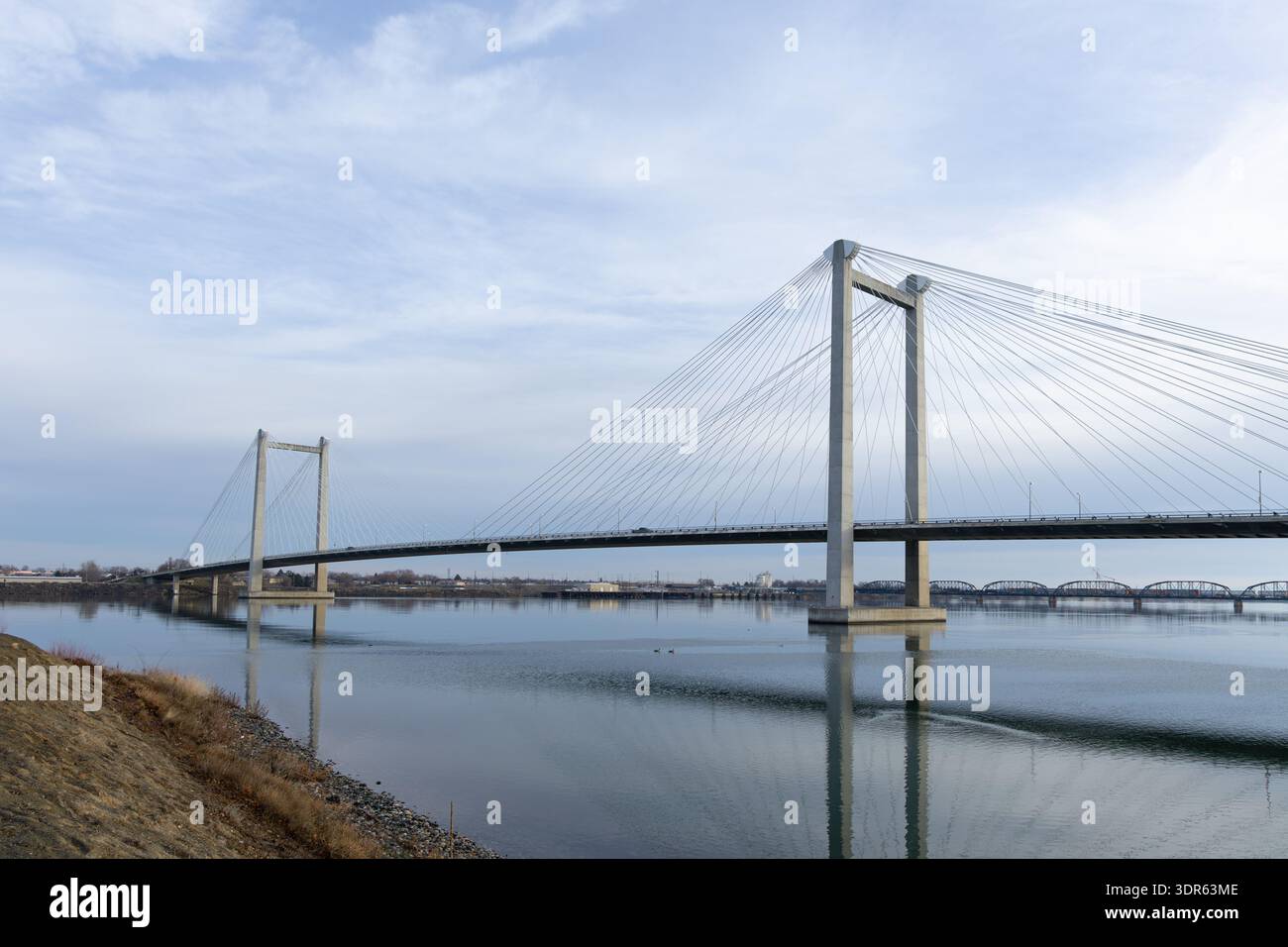KENNEWICK, WASHINGTON, USA – 9. Januar 2026: Die Cable Bridge überspannt den Columbia River zwischen den Städten Kennewick und Pasco. Stockfoto