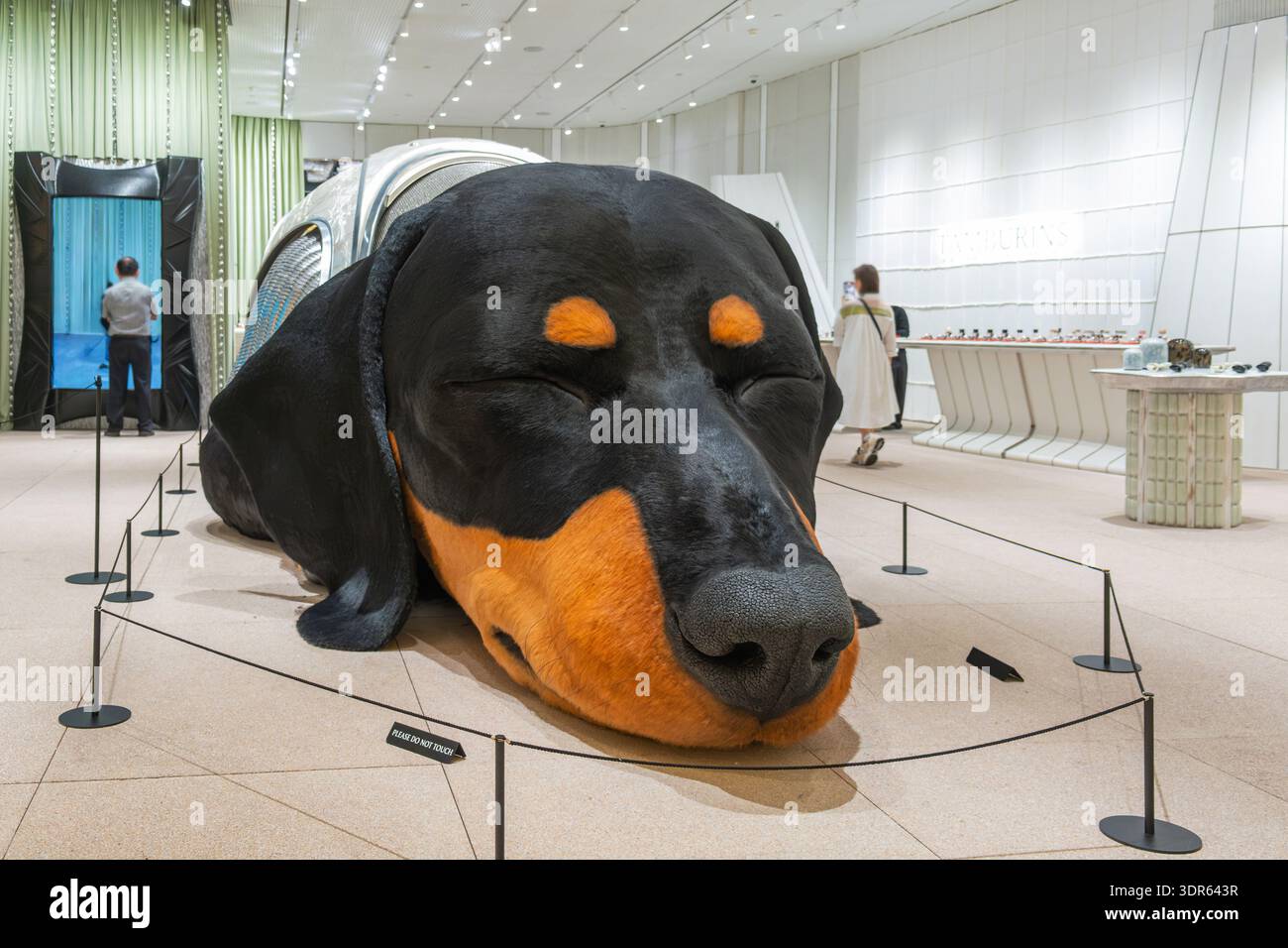 Bangkok, Thailand - 23. Dezember 2025: Große Dackelskulptur im Tamburins Concept Store Haus Nowhere Gentle Monster im ICONSIAM Stockfoto