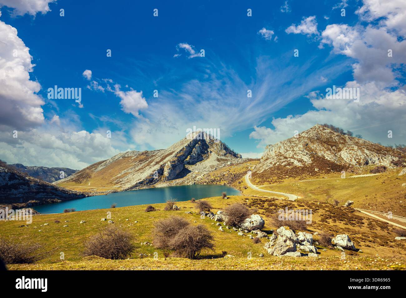 Wunderschöne Berglandschaft. Gipfel Europas (Picos de Europa) Nationalpark. Ein Gletschersee Enol. Asturien, Spanien, Europa Stockfoto