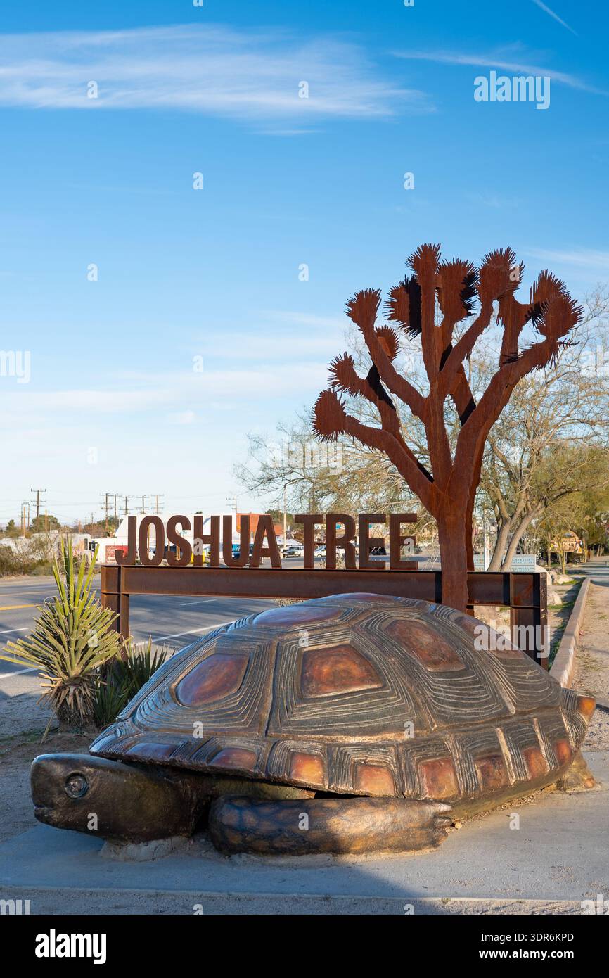 Joshua Tree Stadtskulptur und Schild, Joshua Tree, San Bernardino County, Kalifornien, USA Stockfoto