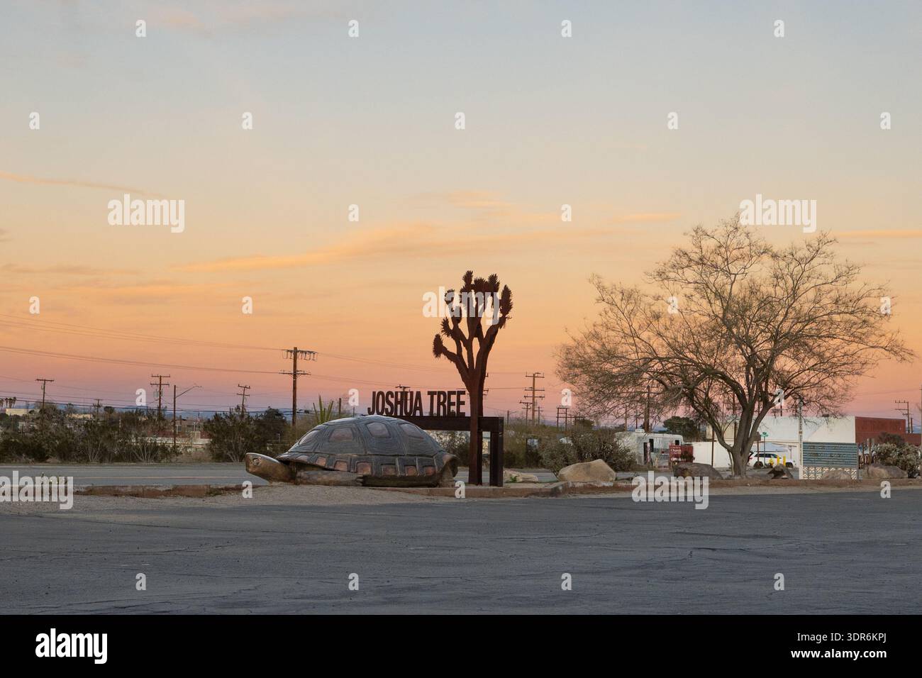 Joshua Tree Stadtskulptur und Schild bei Sonnenuntergang, Joshua Tree, San Bernardino County, Kalifornien, USA Stockfoto