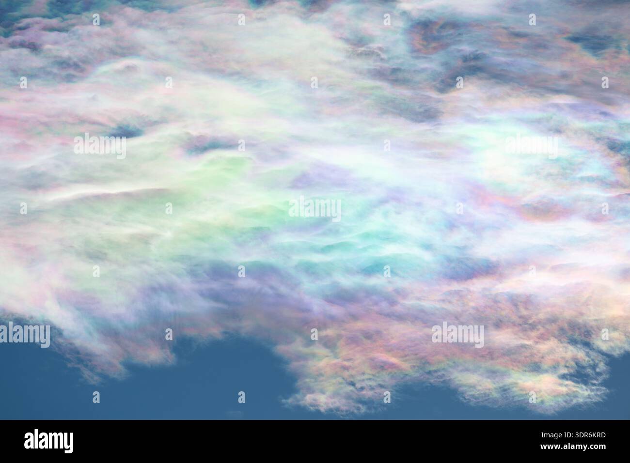 Schillernde Wolken, auch Regenbogenwolken genannt Stockfoto