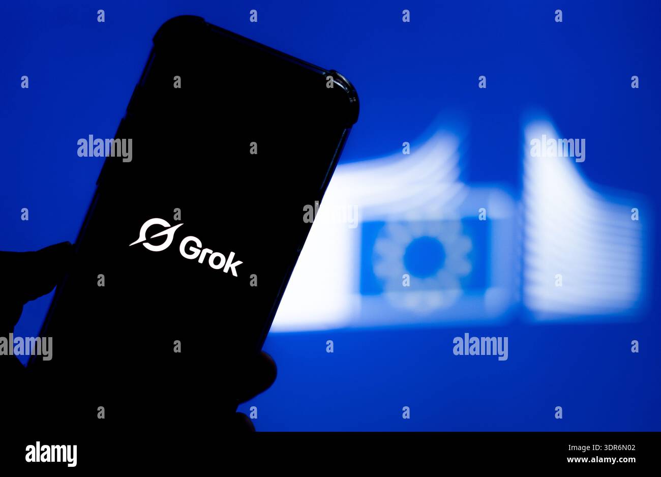 Abbildung von Grok mit Logo der Europäischen Kommission im Hintergrund Stockfoto