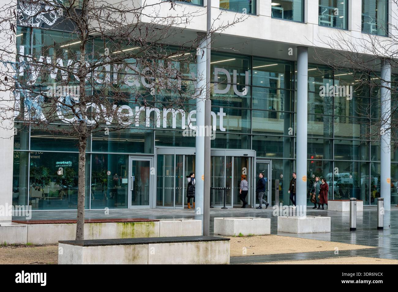 Vordereingang zum Ty William Morris UK walisischen Regierungsgebäude am Central Square, Cardiff City Centre, South Wales, UK Stockfoto