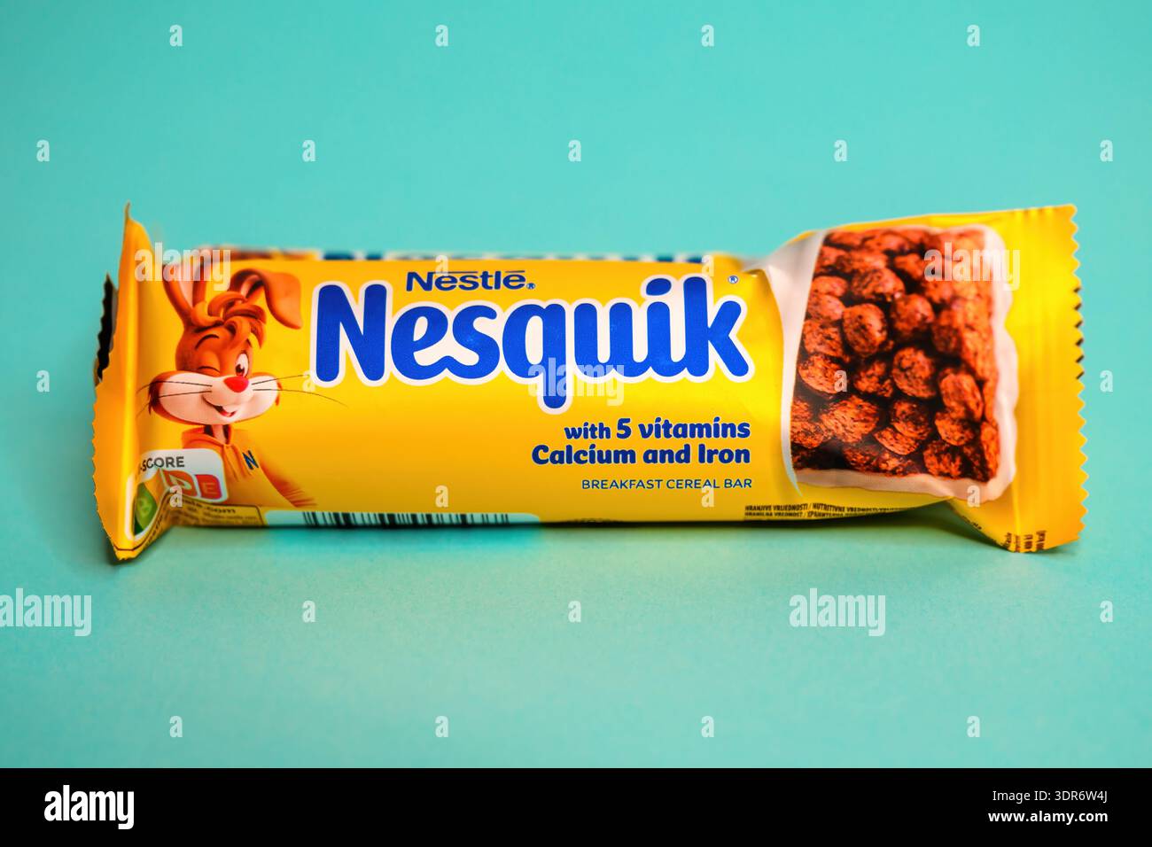 Novi Sad, Serbien - 14. Februar 2026: Müsliriegel zum Frühstück von Nesquik in leuchtend gelber Verpackung mit dem legendären Nesquik-Häschen-Maskottchen, dem blauen Nesqu Stockfoto