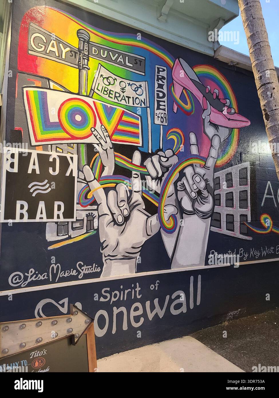 NUR FÜR REDAKTIONELLE ZWECKE - KEY WEST FLORIDA: Ein lebendiges Street Art Wandbild mit dem Titel „Spirit of Stonewall“, das sich an der Seite der Bourbon Bar 801 an der Ecke Duval Street und Petronia Street in Key West, Florida, befindet. Das Kunstwerk von Lisa Marie Kish zeigt Regenbogenmotive, das „I Love You“-Schild in ASL, ein pinkfarbenes Stiletto mit hohem Absatz und Hinweise auf die Stonewall-Unruhen und die Befreiung der Schwulen im Jahr 1969. Nahaufnahme eines großen Wandgemäldes im Freien, das die Geschichte und Kultur der LGBTQ+ in Key West, Florida, feiert. Das Gemälde enthält ikonische lokale Bilder wie das Schild Duval Street und das berühmte Silvesterstiletto, Symbol - Smartphone-aufgenommenes Stockfoto