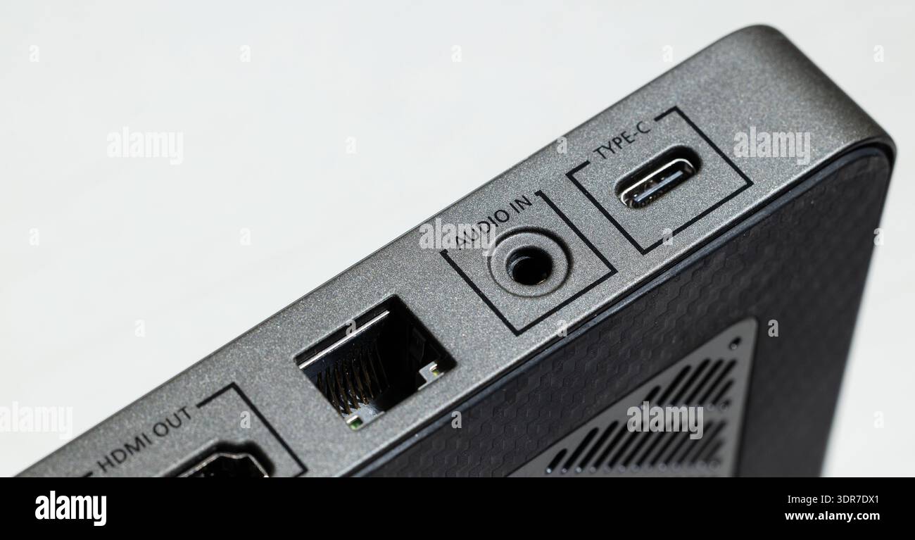 Detaillierte Ansicht der Seitenverkleidung eines schlanken elektronischen Geräts mit verschiedenen Verbindungsoptionen wie USB-Typ-C, Audioeingang und HDMI-Ausgang Stockfoto