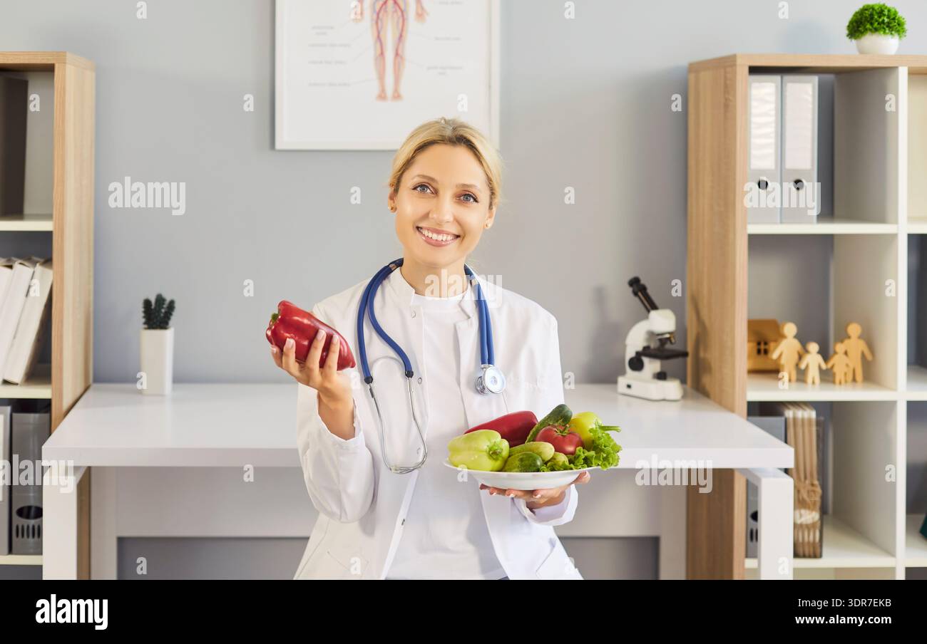 Ernährungsärztin mit Stethoskop für Gesundheit und frisches Gemüse Stockfoto