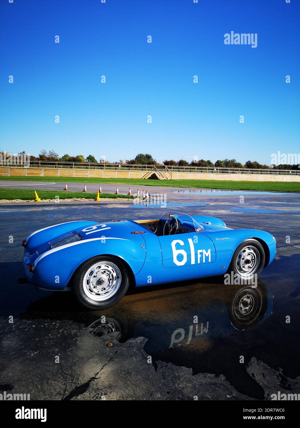 Original-Vintage-Sportwagen Porsche 550 1500 RS Spyder, Modell 1955, mit klassischem Design und Rennsport-Tradition. Stockfoto