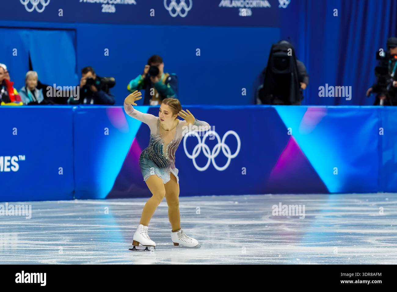 Mailand, Lombardei, Italien. Februar 2026. Olga Mikutina (10) aus Österreich tritt während des Eiskunstlauf Women: Single Skating: Short Program auf der Milano MSK Competition Rink in MAILAND, Italien, während der Olympischen Winterspiele 2026 in Milano Cortina auf. Olga Mikutina belegt Platz 17 und qualifiziert sich für das Finale. (Kreditbild: © Walter G. Arce/ZUMA Press Wire) NUR REDAKTIONELLE VERWENDUNG! Nicht für kommerzielle ZWECKE! Stockfoto