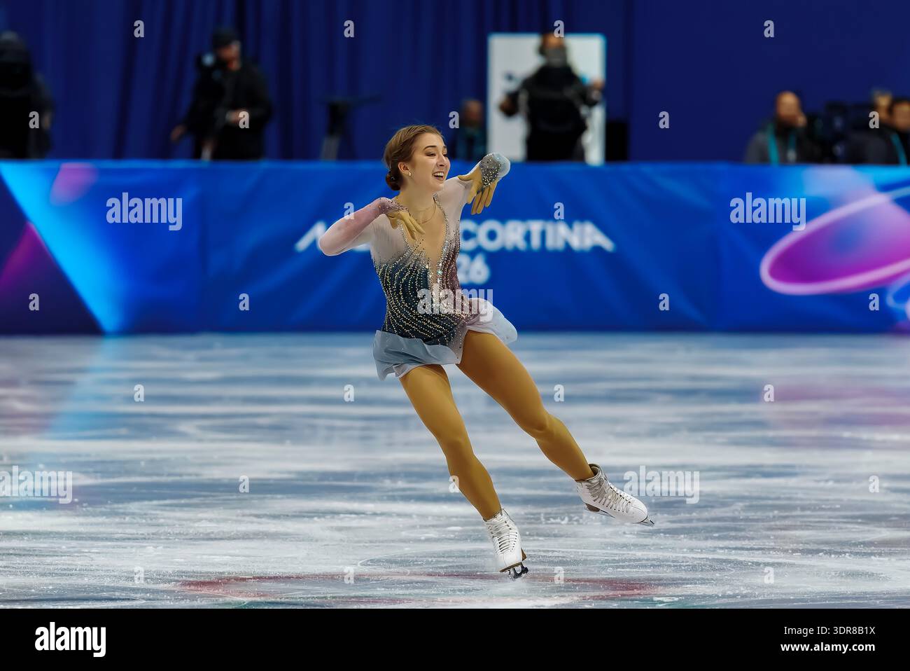 Mailand, Lombardei, Italien. Februar 2026. Olga Mikutina (10) aus Österreich tritt während des Eiskunstlauf Women: Single Skating: Short Program auf der Milano MSK Competition Rink in MAILAND, Italien, während der Olympischen Winterspiele 2026 in Milano Cortina auf. Olga Mikutina belegt Platz 17 und qualifiziert sich für das Finale. (Kreditbild: © Walter G. Arce/ZUMA Press Wire) NUR REDAKTIONELLE VERWENDUNG! Nicht für kommerzielle ZWECKE! Stockfoto