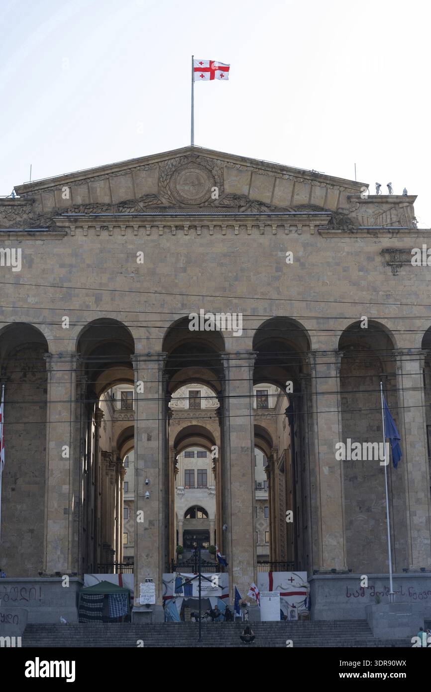Tiflis, Georgien. August 2025. Das Parlamentsgebäude Georgiens, Treffpunkt der georgischen Regierung, befindet sich in der Rustaveli Avenue 8, Tbili Stockfoto