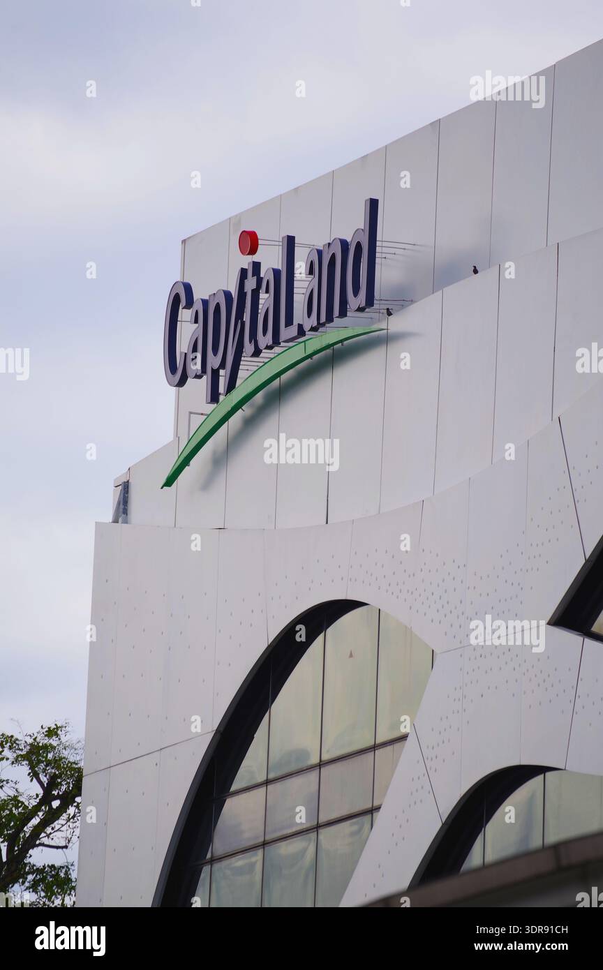 CapitaLand-Logo auf der Fassade des Einkaufszentrums entlang der Orchard Road, Singapur. Große REIT- und Immobilieninvestitionsgesellschaft in Asien. Unternehmenskonzept Stockfoto