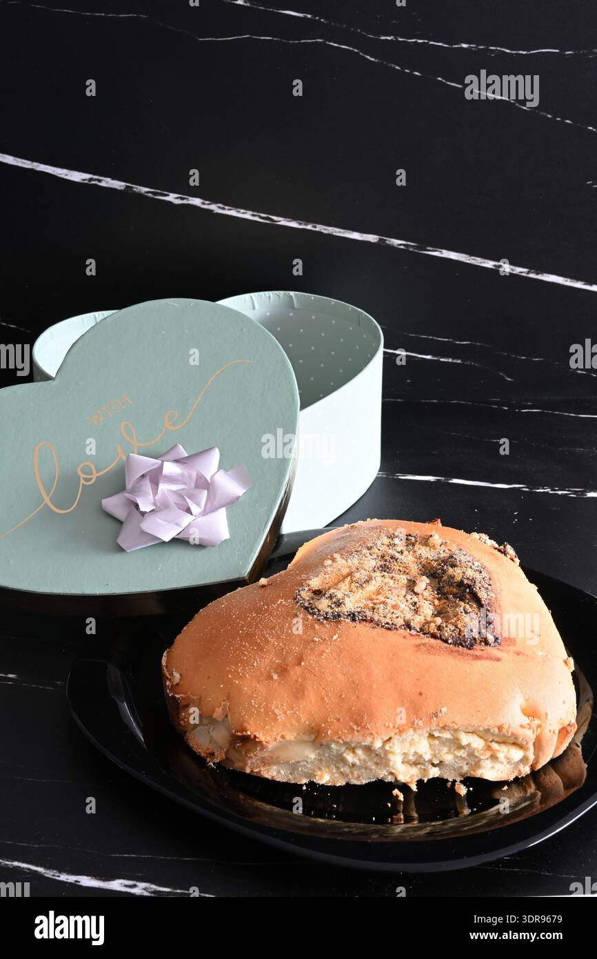 Herzförmiger Kuchen zum Valentinstag Stockfoto