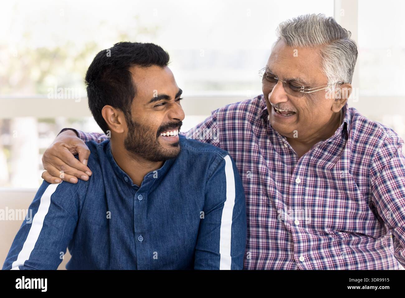 Lachender Indianer verbringen unschätzbare Zeit mit dem älteren Großvater Stockfoto