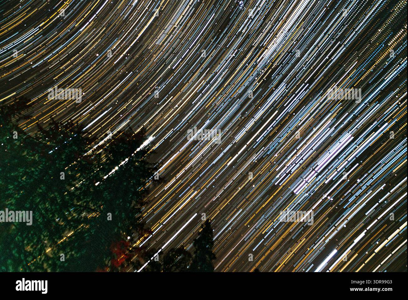 Nachthimmel mit Sternenpfaden ab Himalaya im Winter Stockfoto