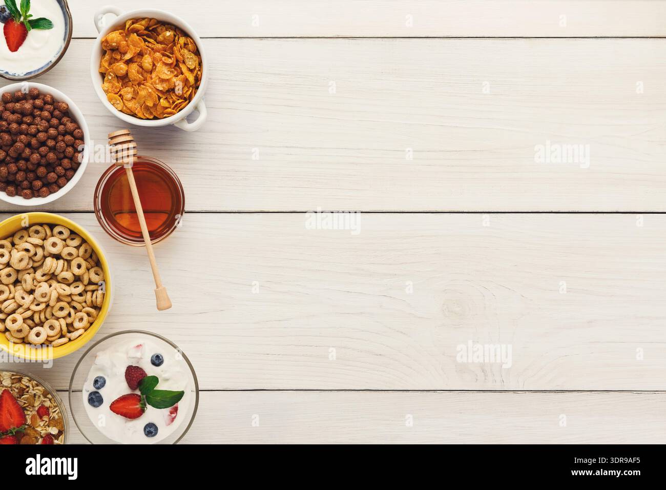 Frühstücksartikel in Collage auf einem Holztisch mit Schüsseln und Gläsern Stockfoto