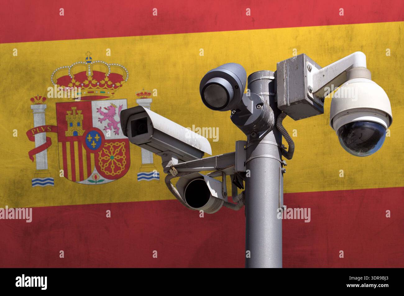 Überwachungskamera mit geschlossenem Schaltkreis Multi-Winkel-CCTV-System vor dem Hintergrund der spanischen Nationalflagge. Stockfoto