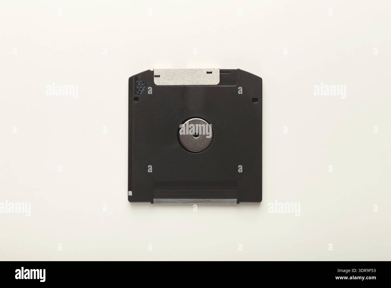 Sammlung alter Disketten, die in einem Mosaik auf einem einfachen Hintergrund angeordnet sind Stockfoto