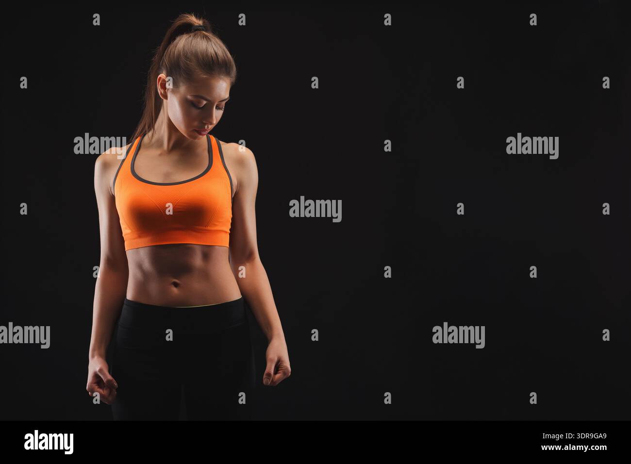 Sammlung von Fitness-Bildern, die eine Person in der Trainingsausrüstung in einer dunklen Umgebung zeigen Stockfoto