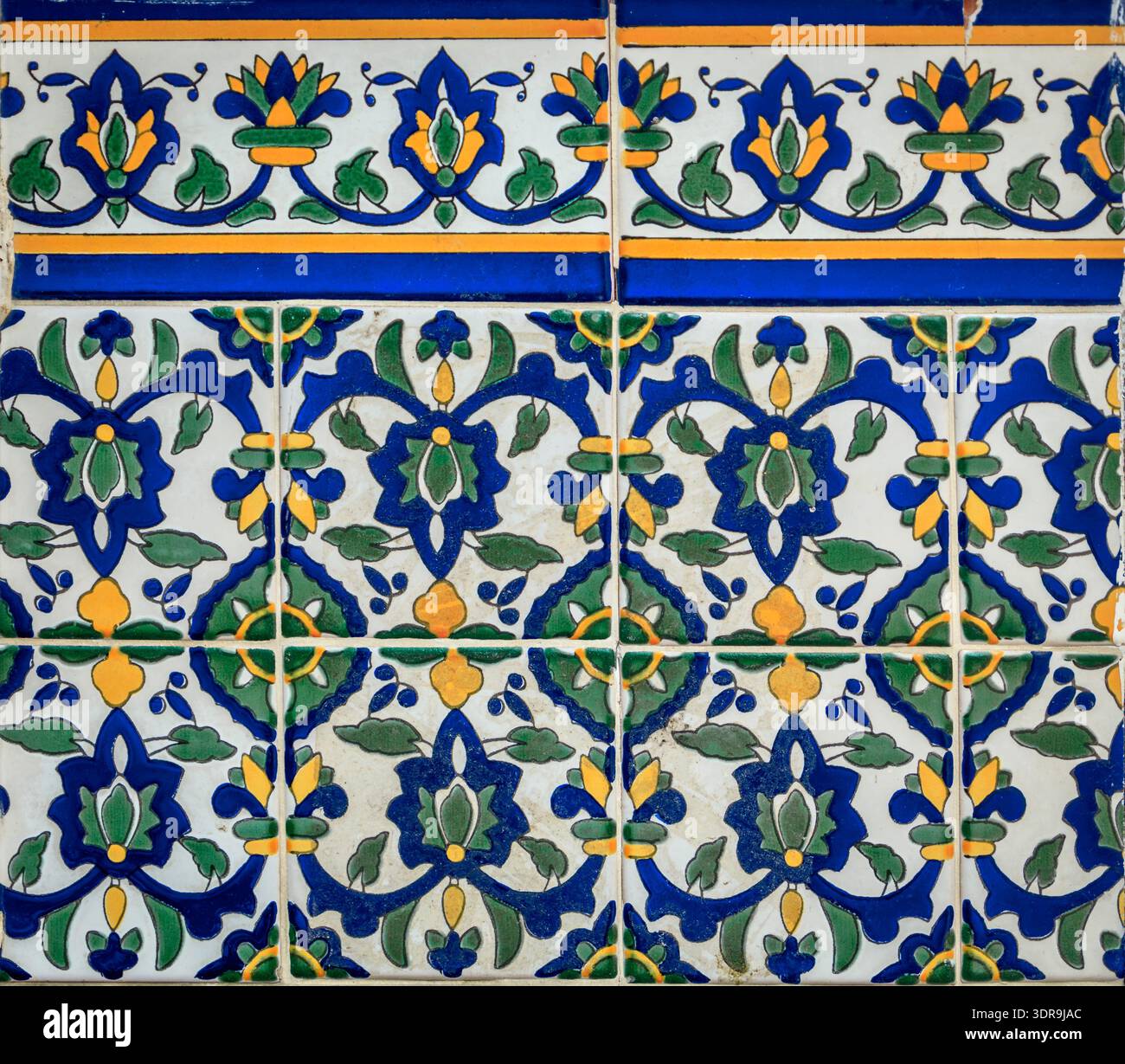 Verzierte tunesische Mosaikfliesen in einem traditionellen mediterranen Haus in der Altstadt von Nizza, Frankreich Stockfoto
