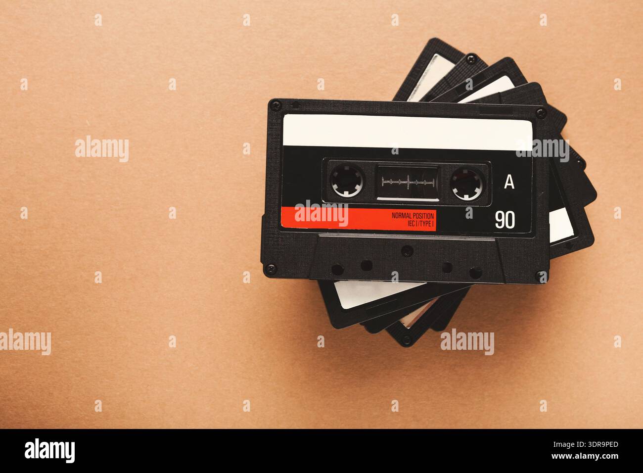 Sammlung von Kassettenbändern, die auf einer flachen Oberfläche angeordnet sind, um Display und Nostalgie zu zeigen Stockfoto