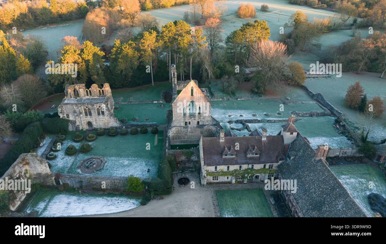 Blick aus der Vogelperspektive auf Wenlock Priory bei Sonnenaufgang mit Morgennebel, Much Wenlock, Shropshire, England Stockfoto