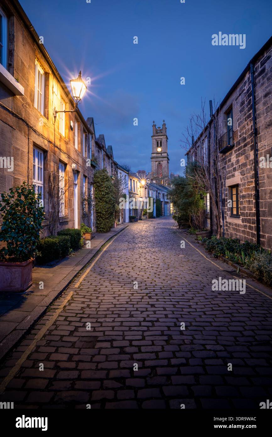 Circus Lane at Blue Hour mit St Stephen’s Church, Stockbridge Edinburgh Schottland Stockfoto