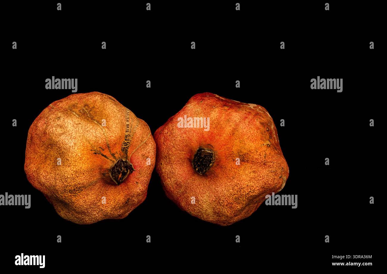 Roter Granatapfel isoliert auf schwarzem Hintergrund Stockfoto