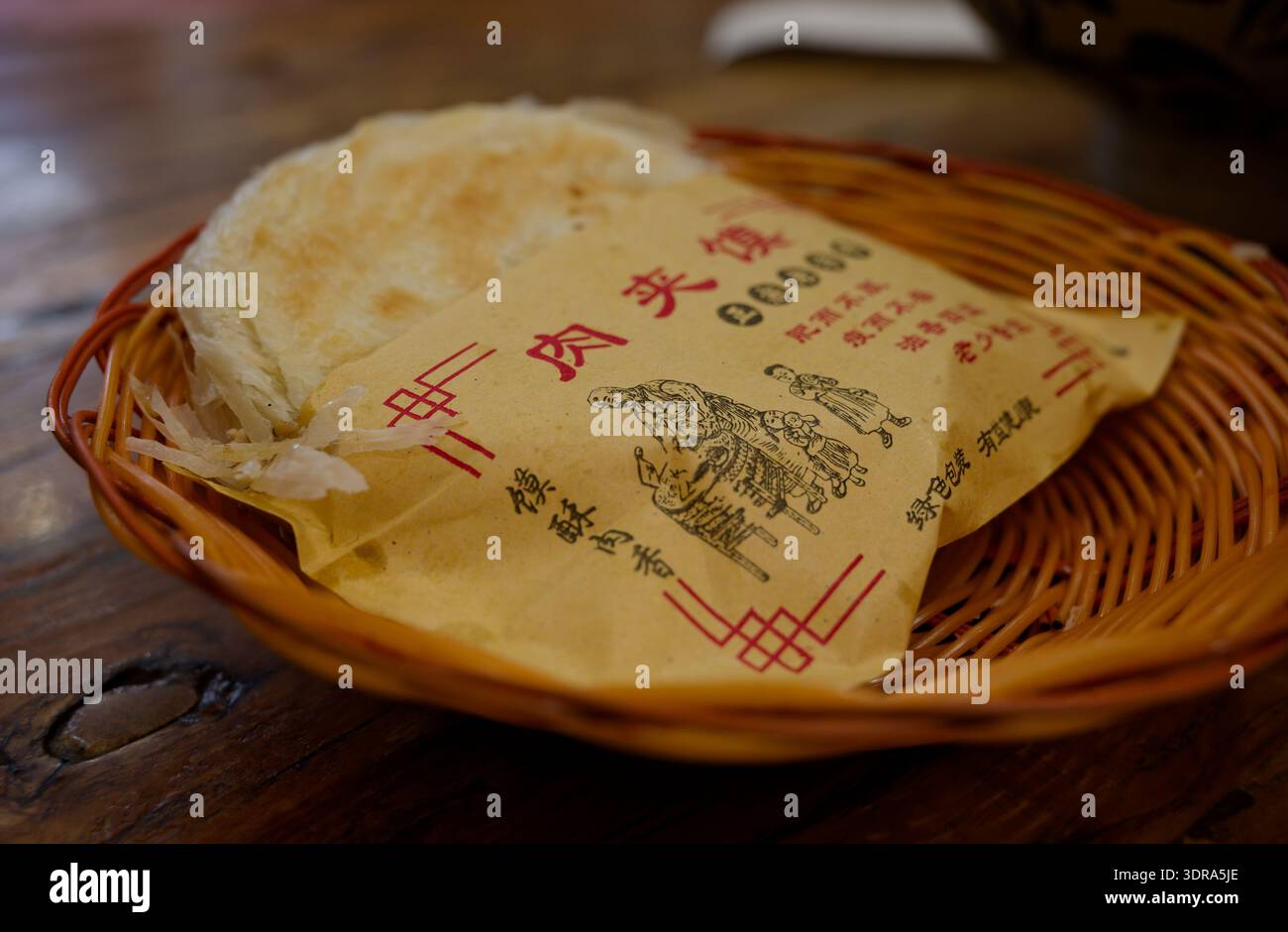 Knuspriges Fladenbrot mit chinesischen Schriftzeichen in einem Korb Stockfoto