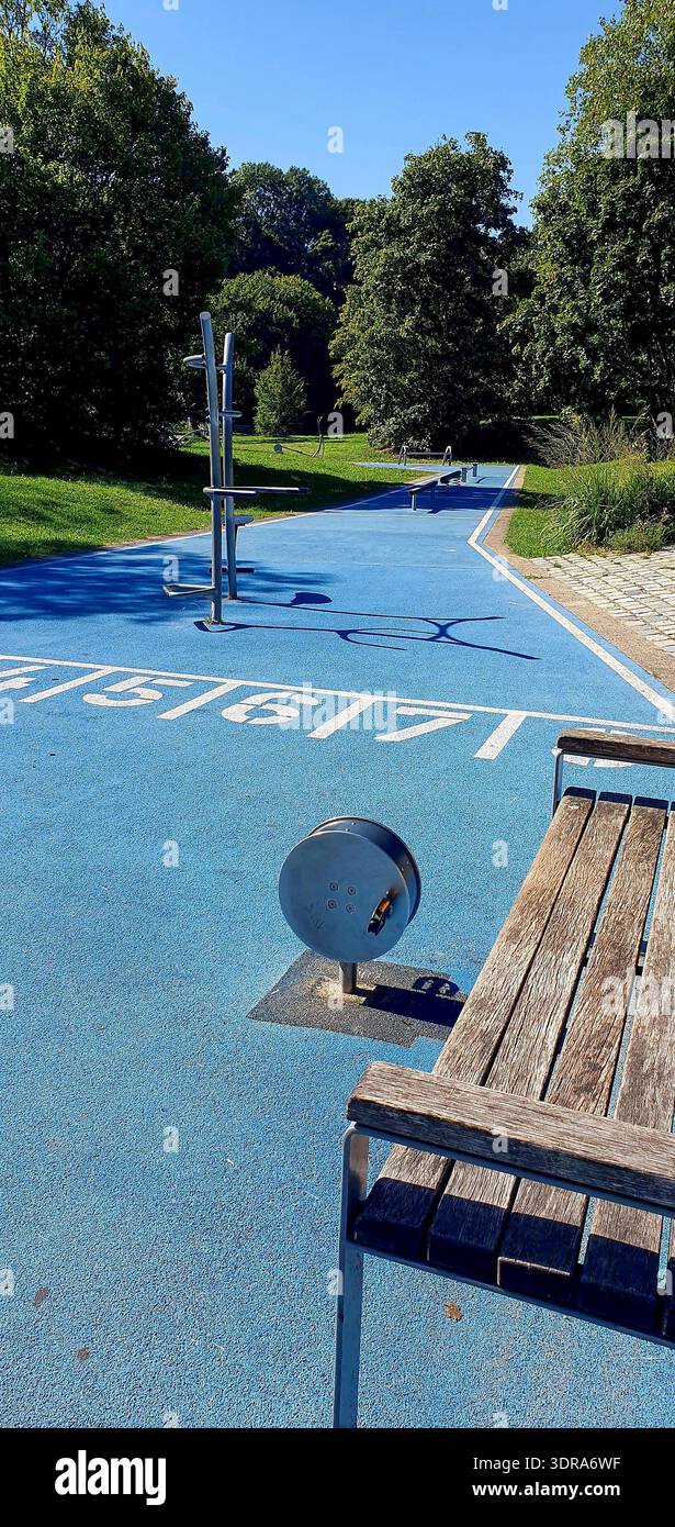 Sportplatz im Freien mit Bars und Geräten für Fitness und Training im Freien. Stockfoto