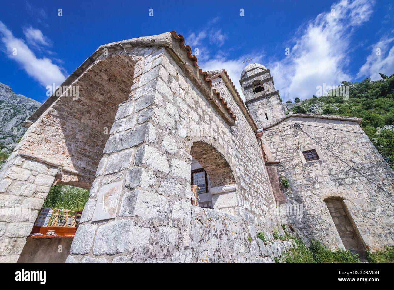 Kirche Unserer Lieben Frau von Remedy am Hang des Saint John Berg oberhalb der Altstadt von Kotor, die Stadt in der Bucht von Kotor, Montenegro Stockfoto