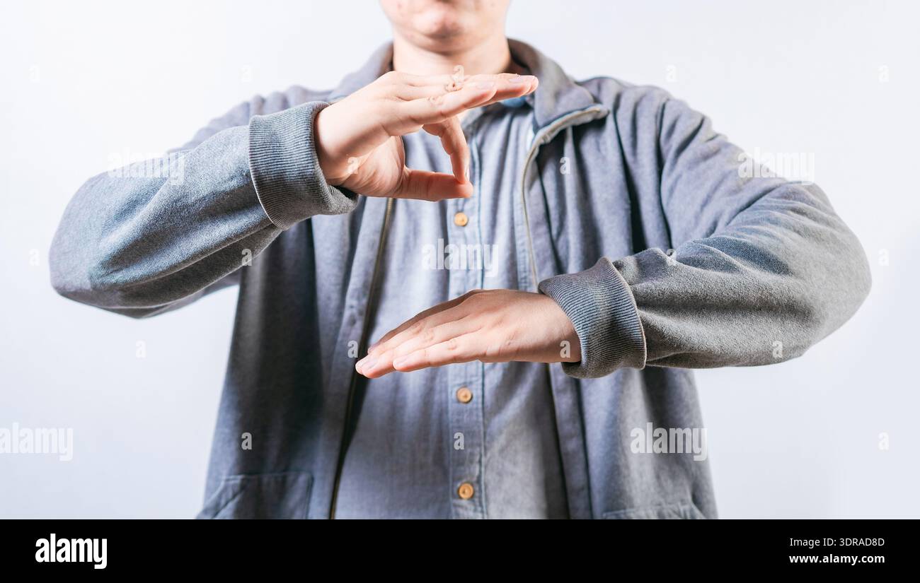 Leute sprechen isoliert in Gebärdensprache. Dolmetscher, der in Gebärdensprache spricht. Nicht erkennbare Person mit Gesten in Gebärdensprache Stockfoto
