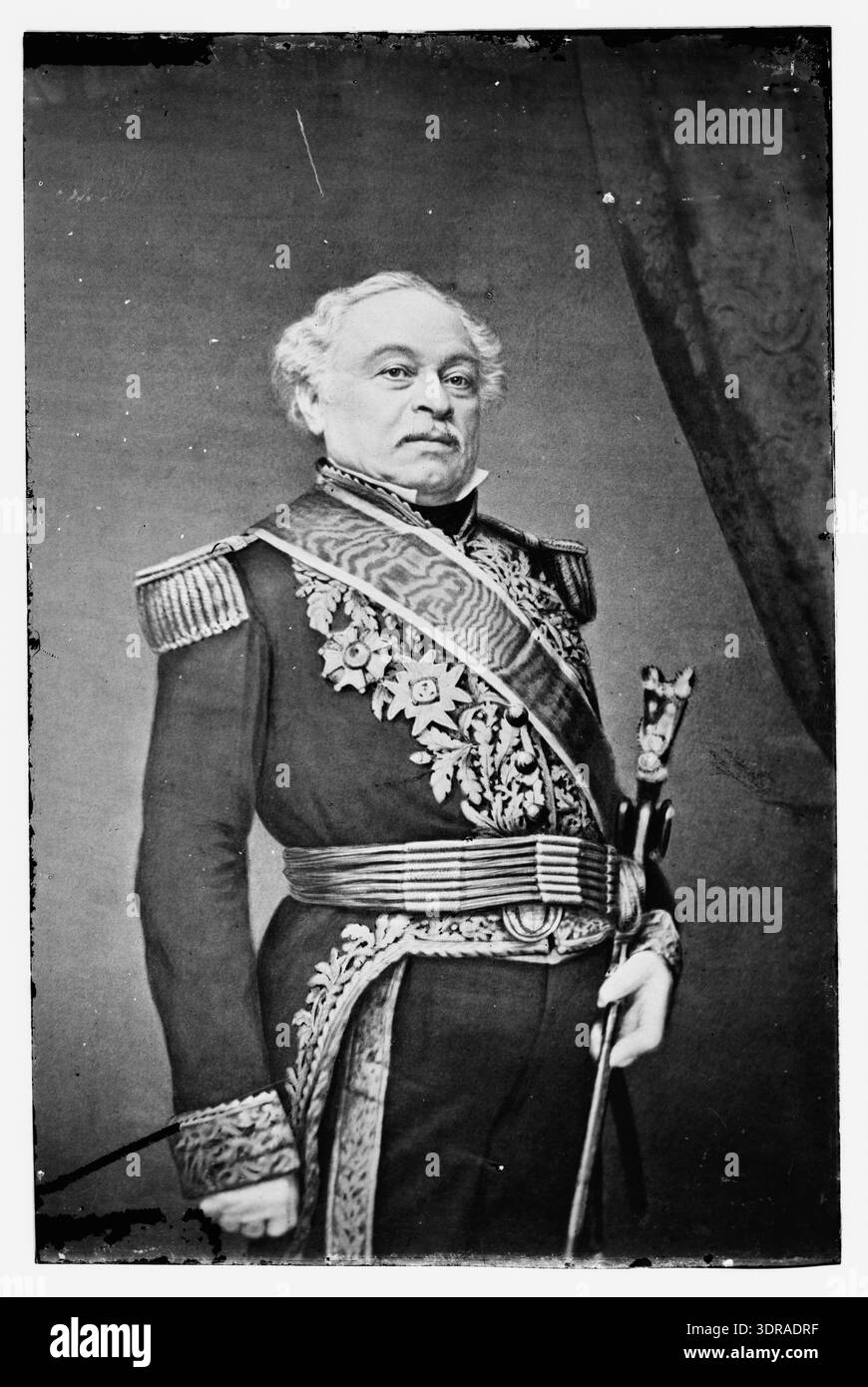 Diese Bildunterschrift beschreibt ein Porträt des venezolanischen Militärführers und Politikers José Antonio Páez Herrera (1790–1873) aus dem 19. Jahrhundert, der nach der Unabhängigkeit des Landes von der spanischen Kolonialherrschaft mehrere Amtszeiten als Präsident Venezuelas diente. Páez führte Truppen im venezolanischen Unabhängigkeitskrieg an und spielte eine zentrale Rolle beim Aufbau der republikanischen Institutionen Venezuelas in den frühen Jahrzehnten des 19. Jahrhunderts. Das Porträt zeigt ihn in formeller Militärkleidung, die für Führer dieser Ära üblich ist. Stockfoto
