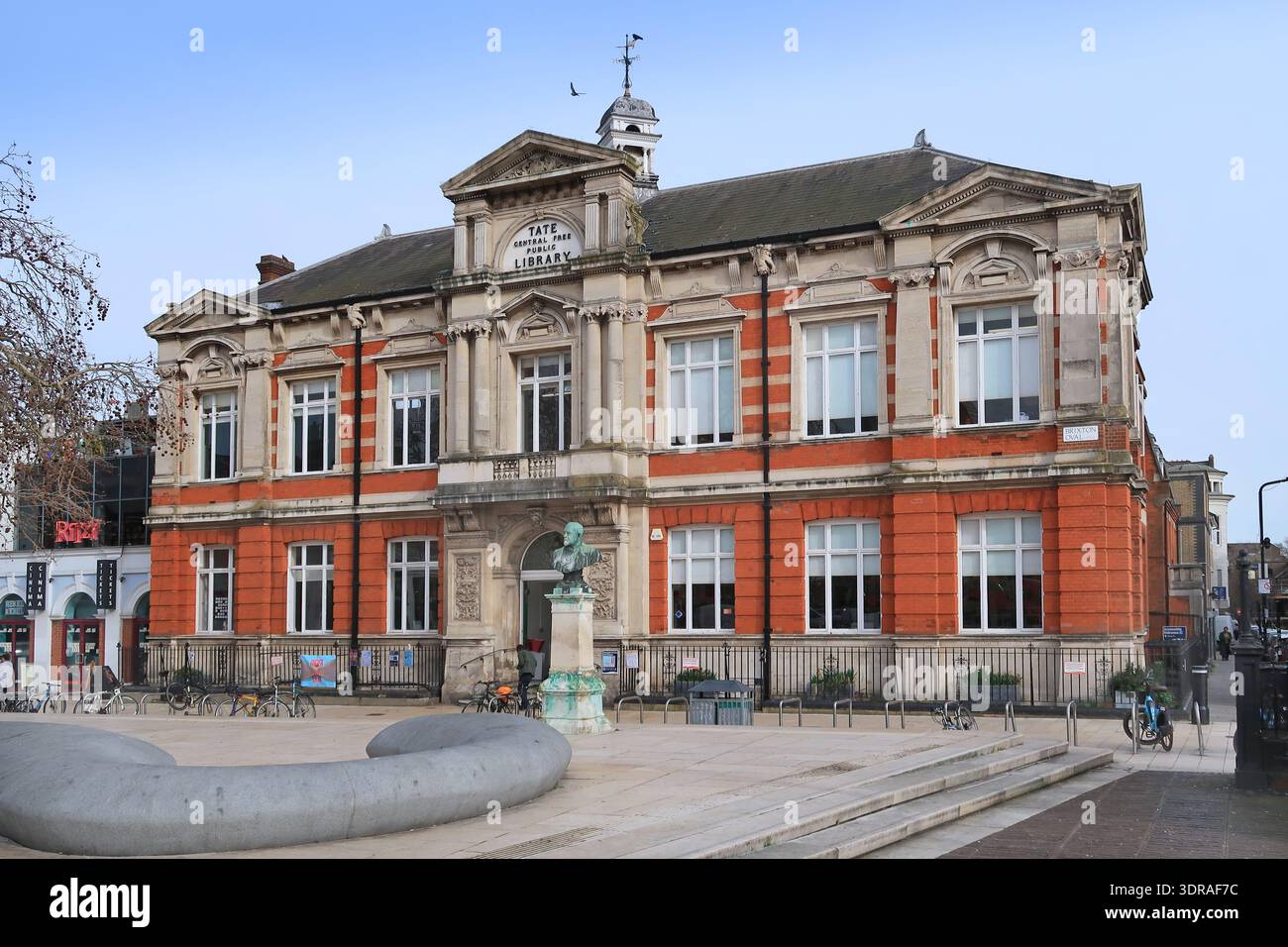 Außenansicht der Tate Library, Windrush Square, Brixton, London, Großbritannien. Denkmalgeschütztes viktorianisches Gebäude im Besitz des Lambeth Council. Stockfoto