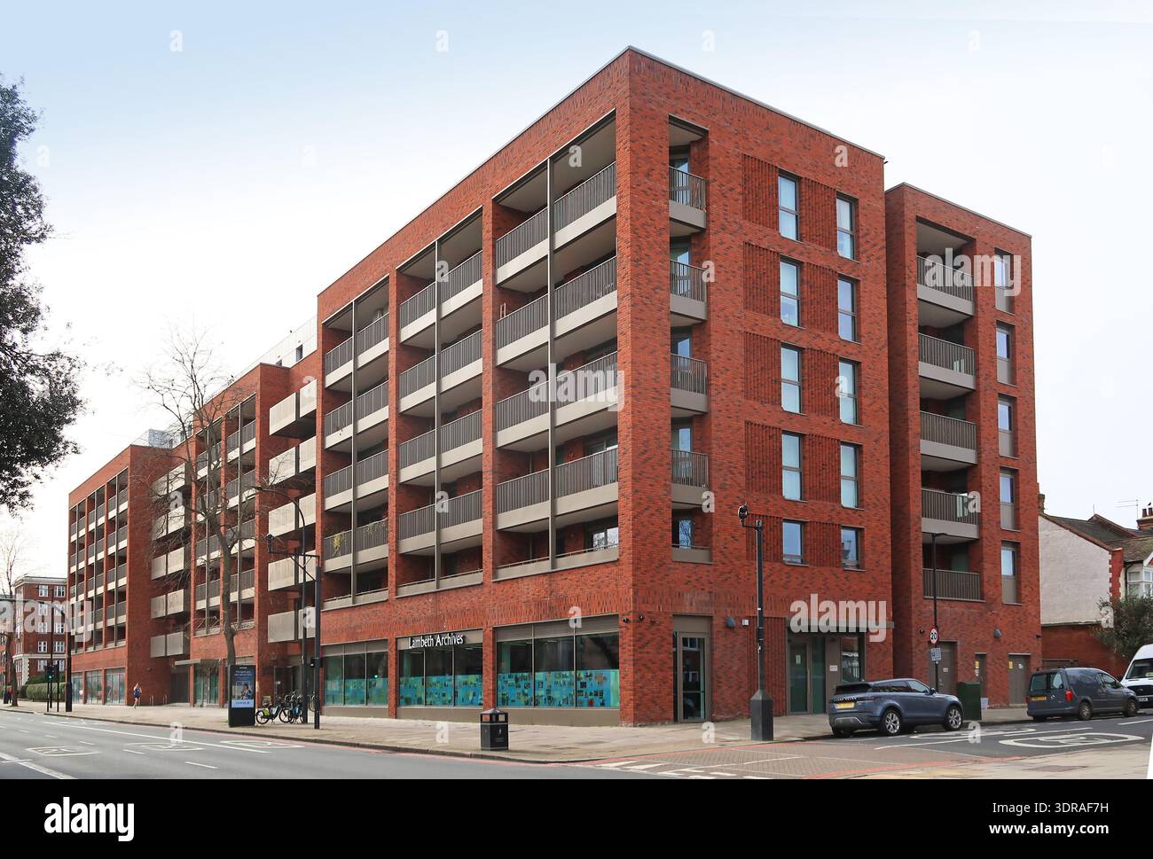 Das neue Lambeth Archives Gebäude in 16 Brixton Hill, London, Großbritannien. Speziell errichtete Einrichtung für Aufzeichnungen und historische Dokumente aus dem Bezirk. Stockfoto