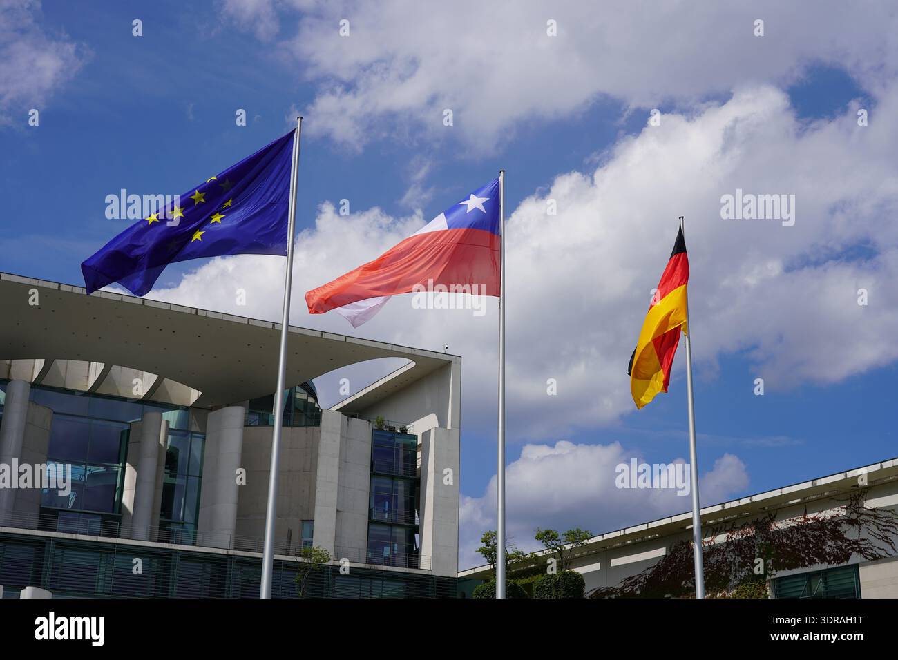 Berlin, Deutschland - 10. Juni 2024: Das deutsche Bundeskanzleramt fliegt die Flagge der EU, Chiles und Deutschlands für den offiziellen Besuch von Präsident Gabriel Boric. Stockfoto