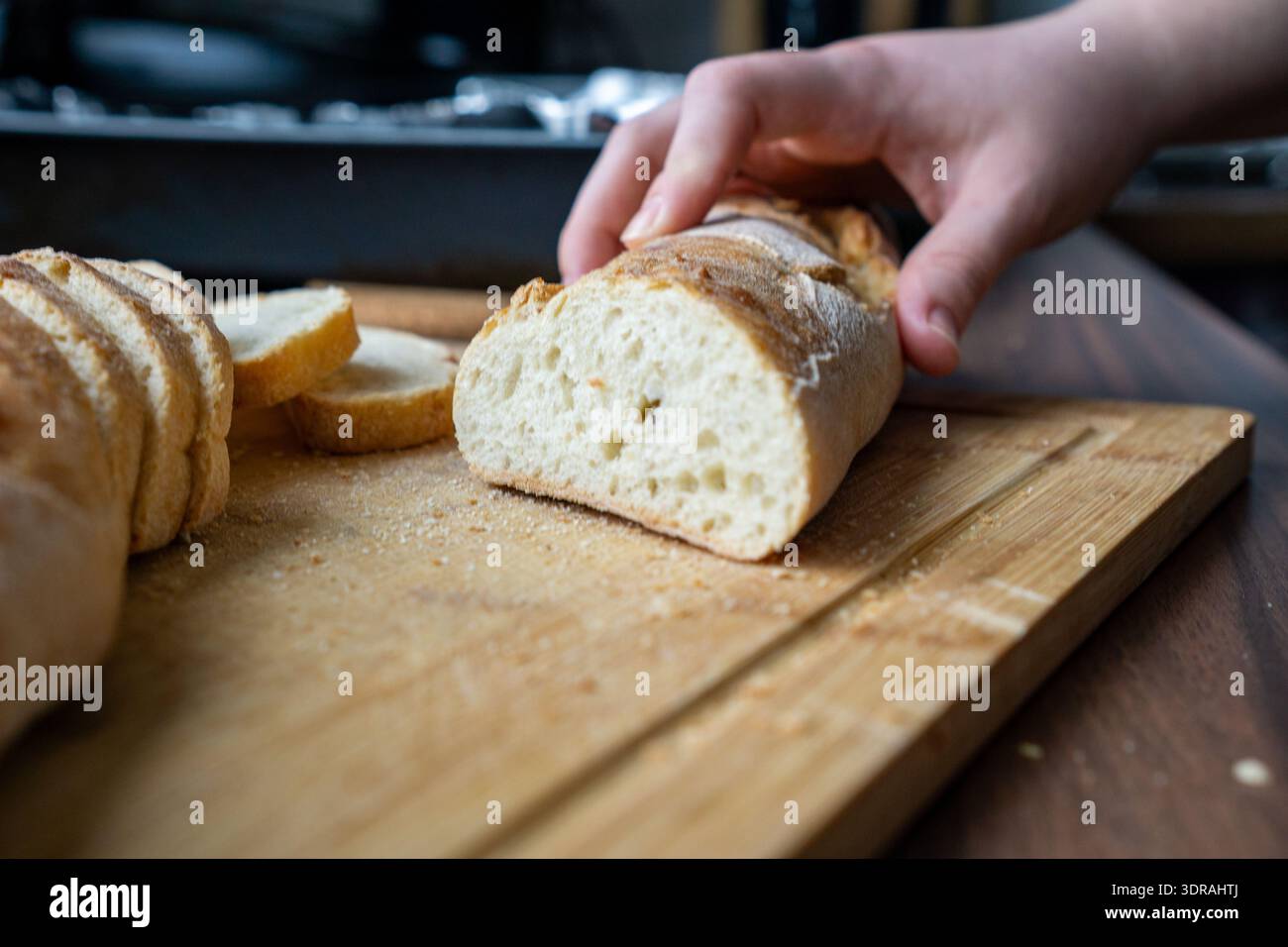 Nahaufnahme eines frisch geschnittenen Baguettes mit seiner weichen und luftigen Krume. Stockfoto