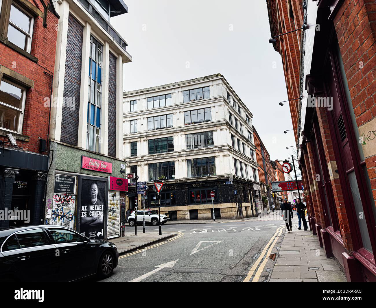Manchester, Großbritannien - 26. Januar 2026: Urbane Szene in Manchester mit gemischter Architektur, Fußgängern und Ladenfronten an einem ruhigen Wochentag. Stockfoto