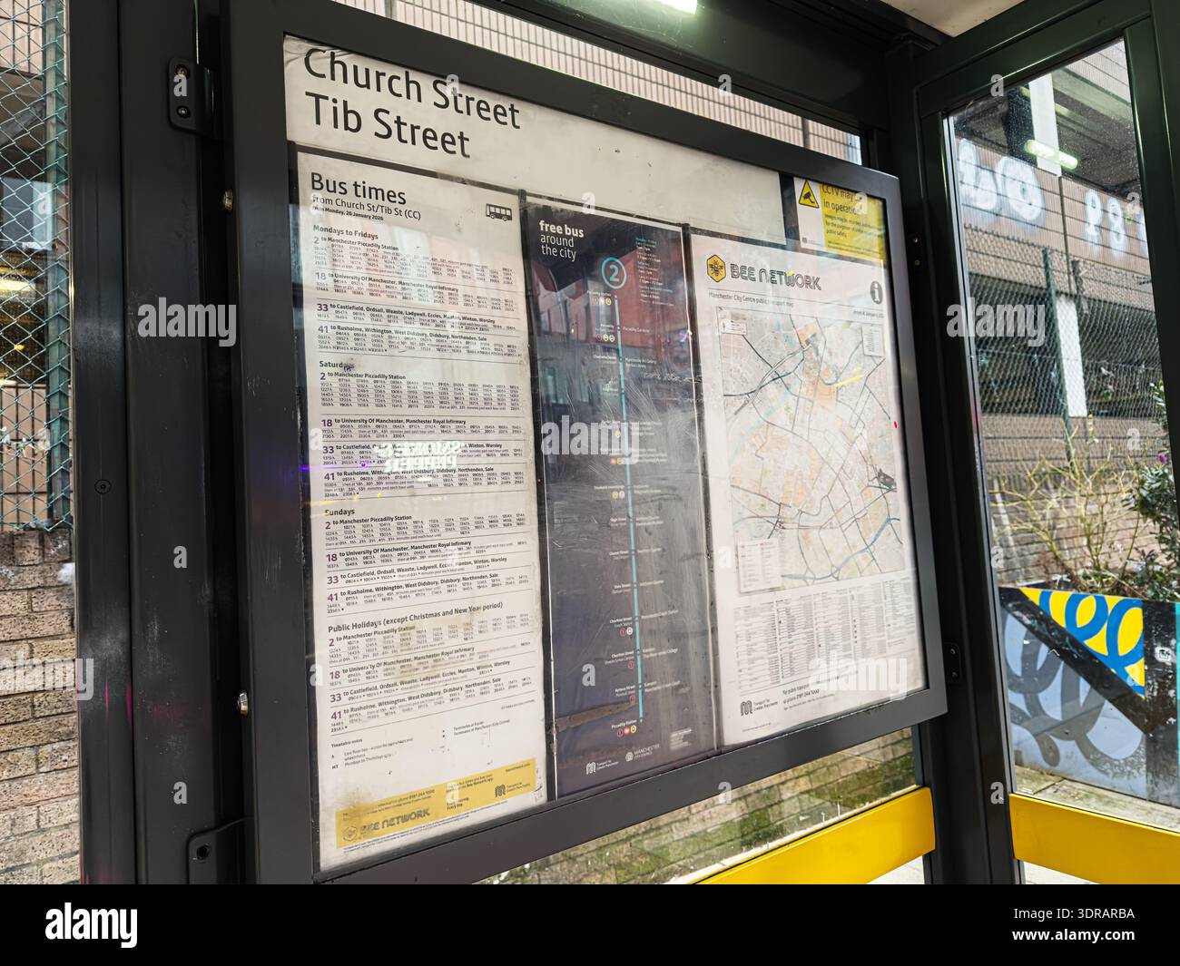 Manchester, Großbritannien - 26. Januar 2026: Ein Busfahrplan und eine Stadtkarte werden an einer modernen Bushaltestelle in Manchester, Großbritannien, angezeigt. Kirche und Tib St Stockfoto