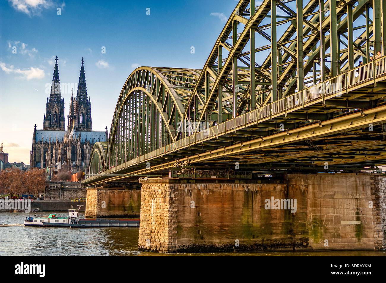 Kölner Dom mit der Hohenzollernbrücke und dem Rhein bei sonnigem Wetter Stockfoto