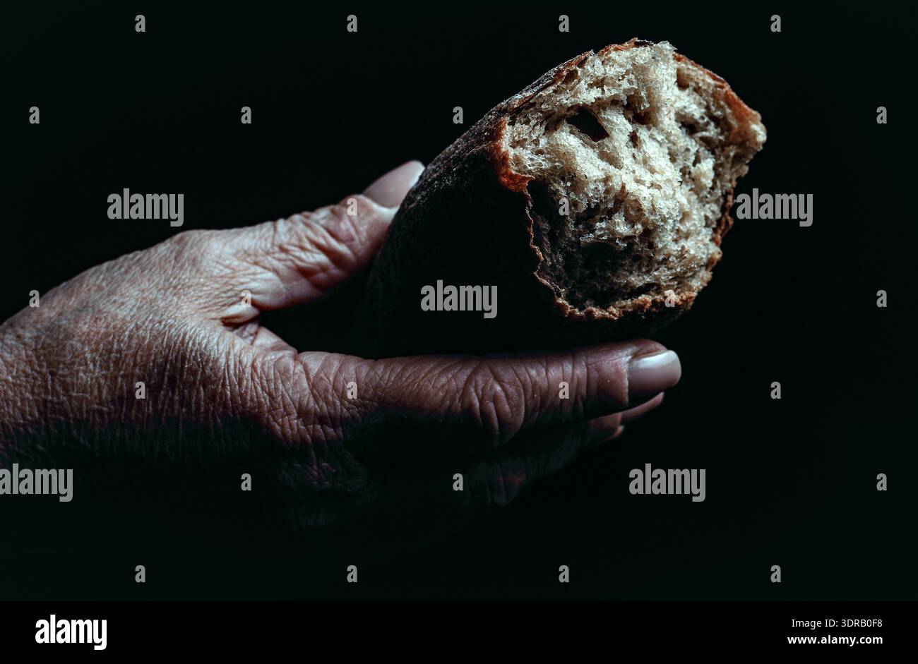 Frauenhände brechen ein Stück frisches Brot ab, Nahaufnahme Stockfoto