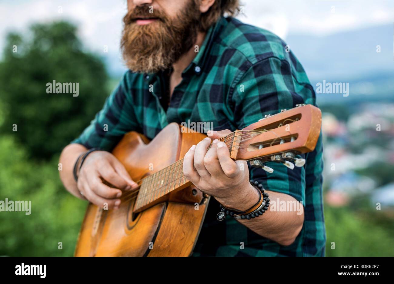 Akustikgitarren spielen. Musikkonzept. Akustische Gitarren. Männlicher Musiker, der Gitarre spielt, Musikinstrument. Musik Lifestyle Mann spielt Gitarre Natur Stockfoto