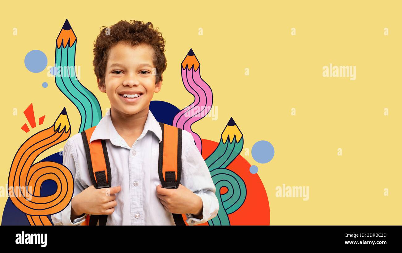 Der fröhliche Schuljunge mit Rucksack ist bereit für einen Lerntag vor leuchtendem gelbem Hintergrund Stockfoto