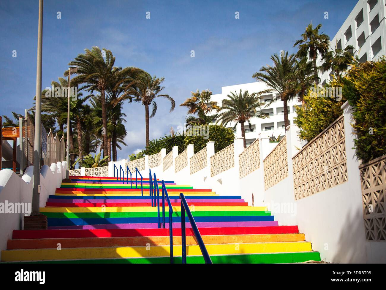Bunte Regenbogensteps führen hinunter zum Torrecilla Beach, Nerja Stockfoto