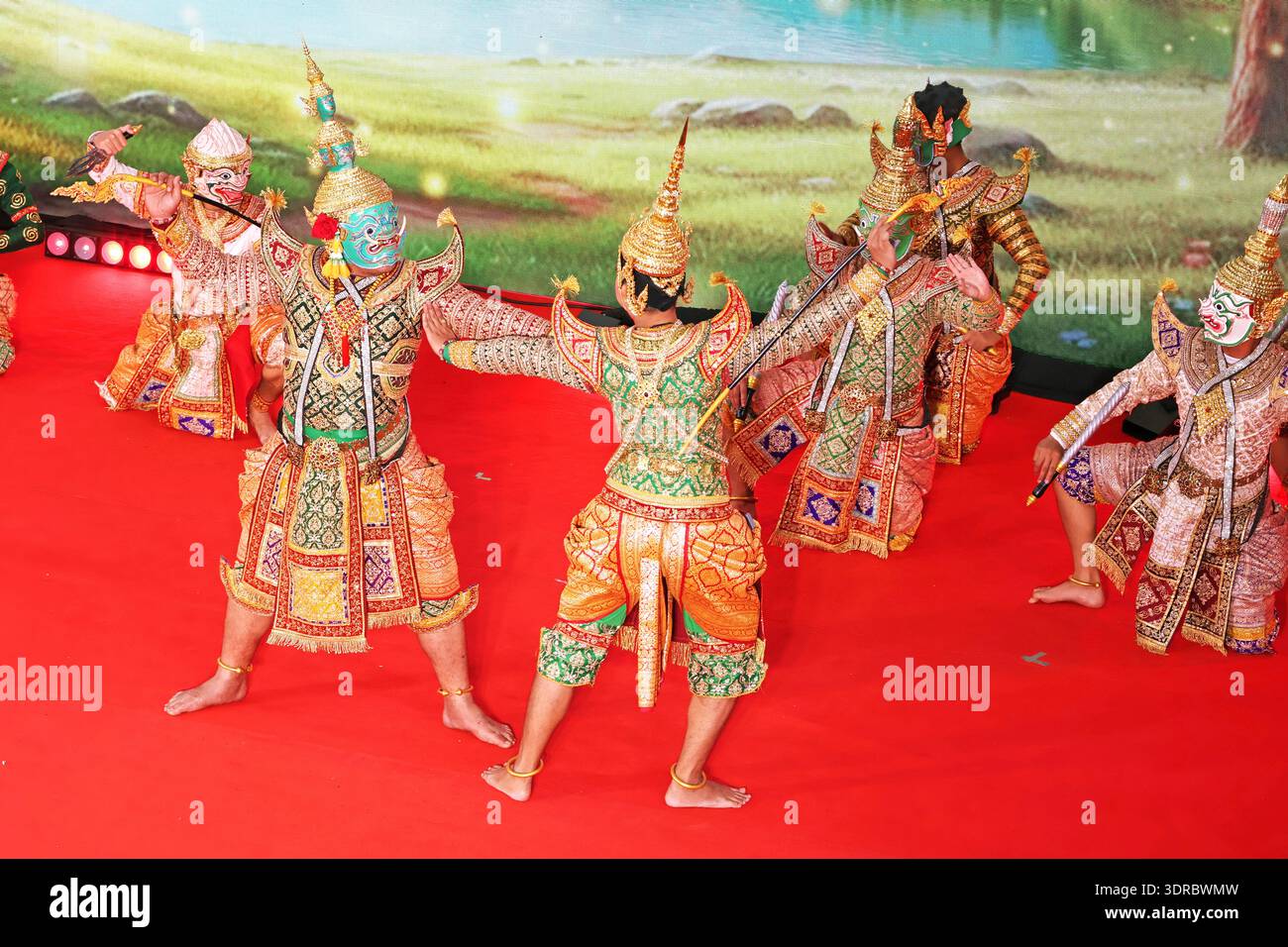 Der heilige Zusammenstoß von Praram und Totsakan, heldenhafte Hingabe gegen die souveräne Macht, KHON-Performance, ein unverwechselbarer kultureller Schatz Thailands Stockfoto